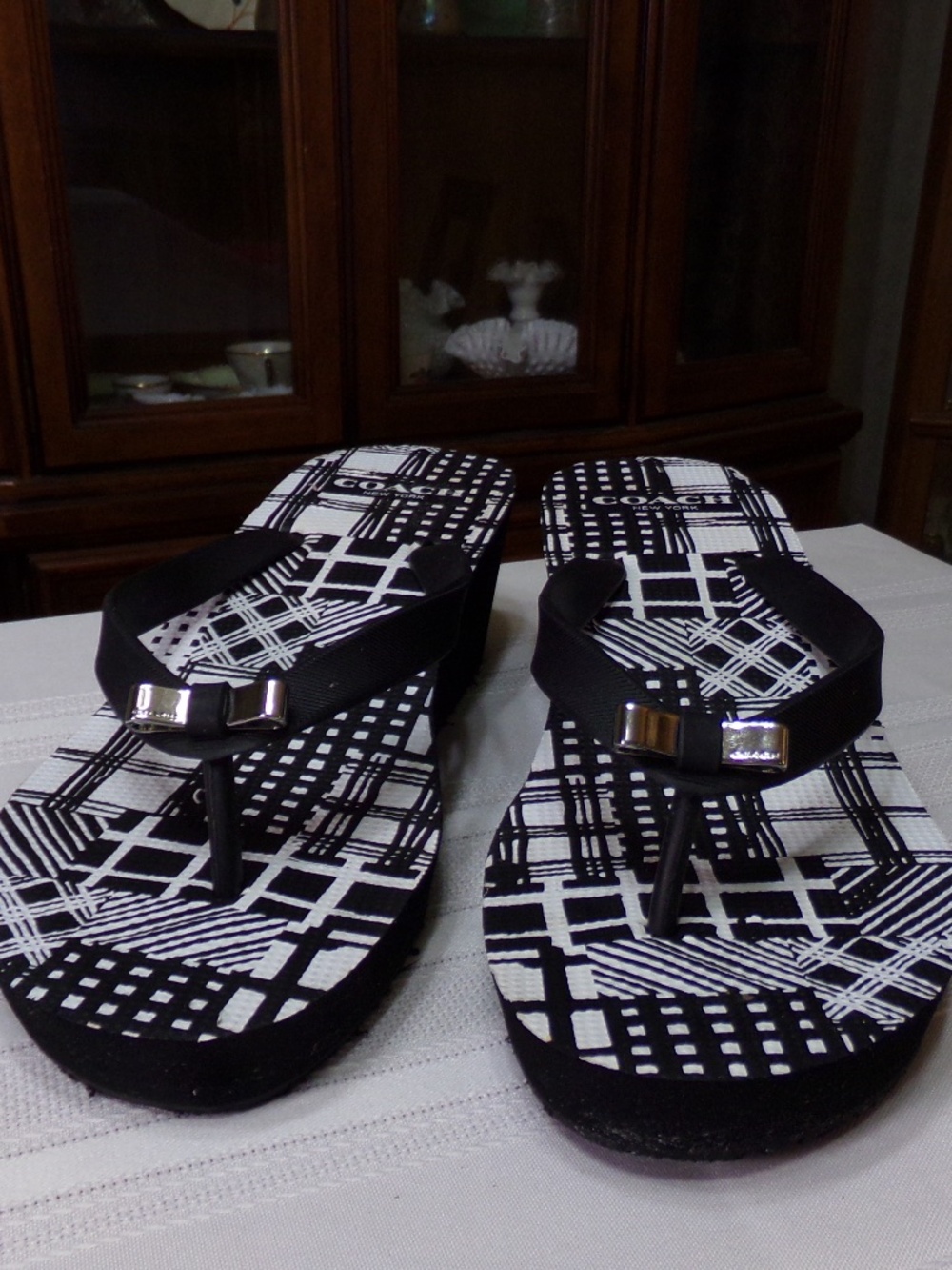 NWOB Coach New York Geometric Graphic Print Thong Bow Wedge Sandal Blk/Wh SzUS 7